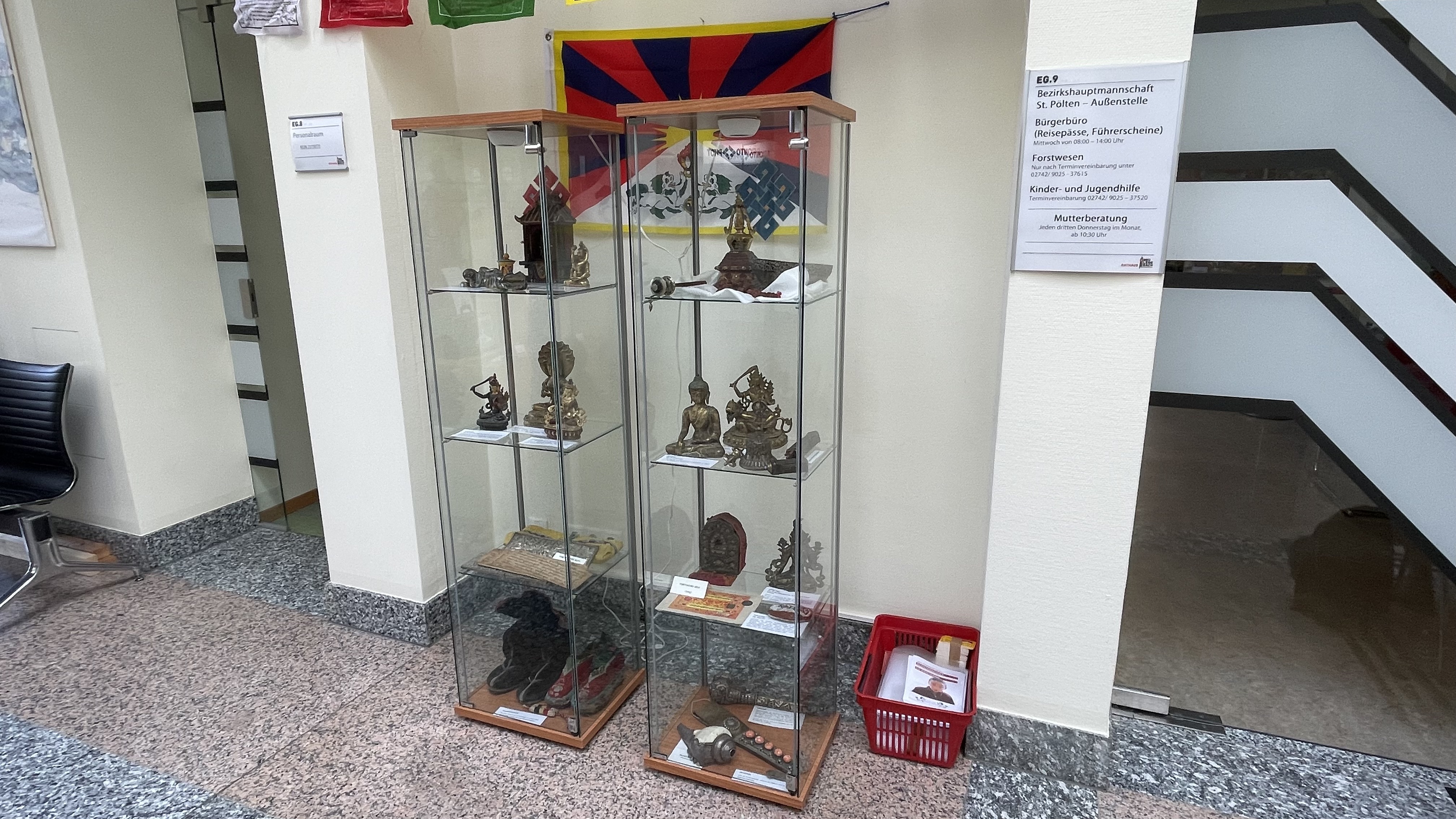 Die Glasvitrine war voll mit wertvollen und historischen Exponaten aus Tibet
