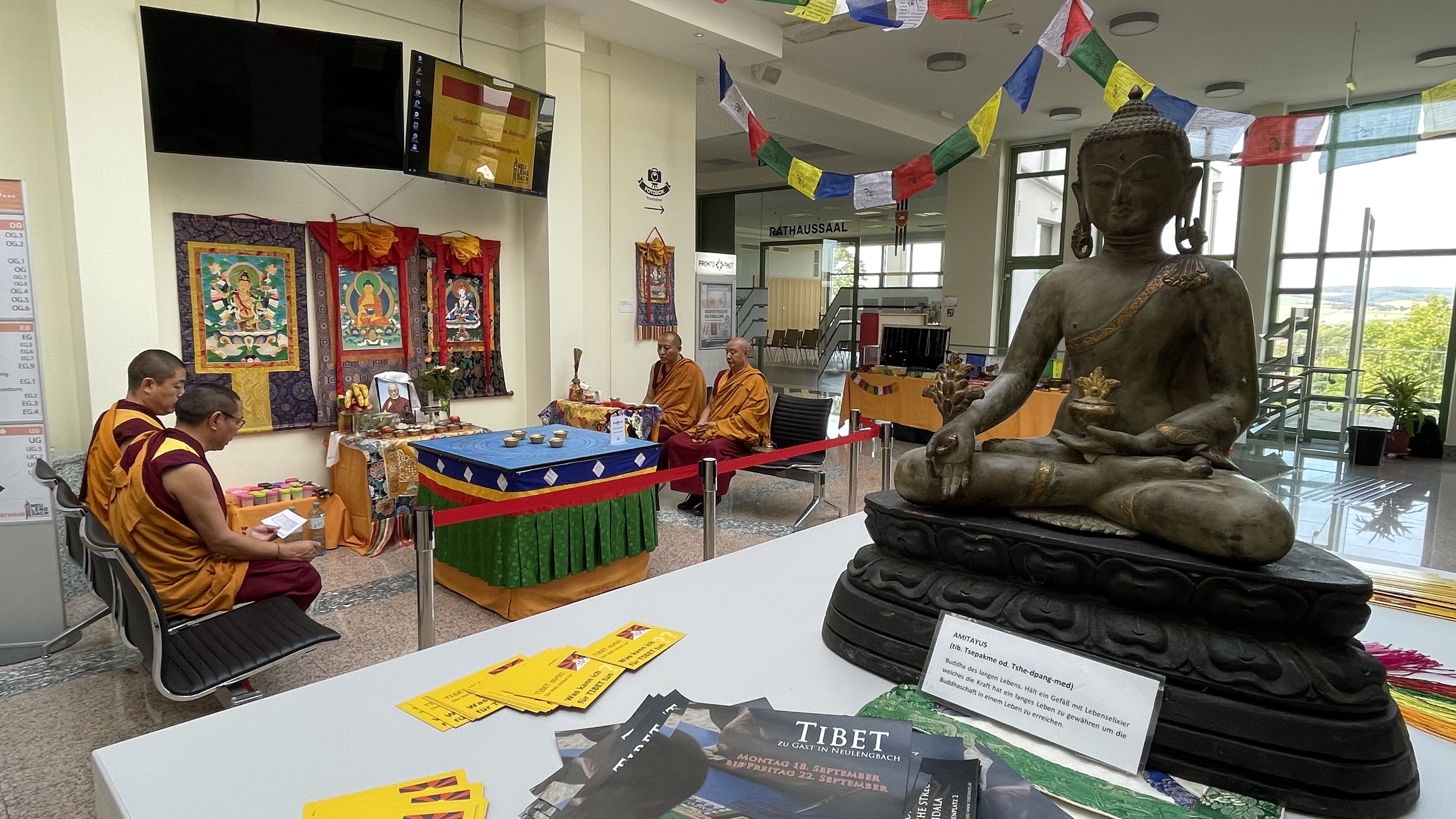 Die Besucher im Rathaus wurden von einer Medizin Buddha Statue begrüßt.