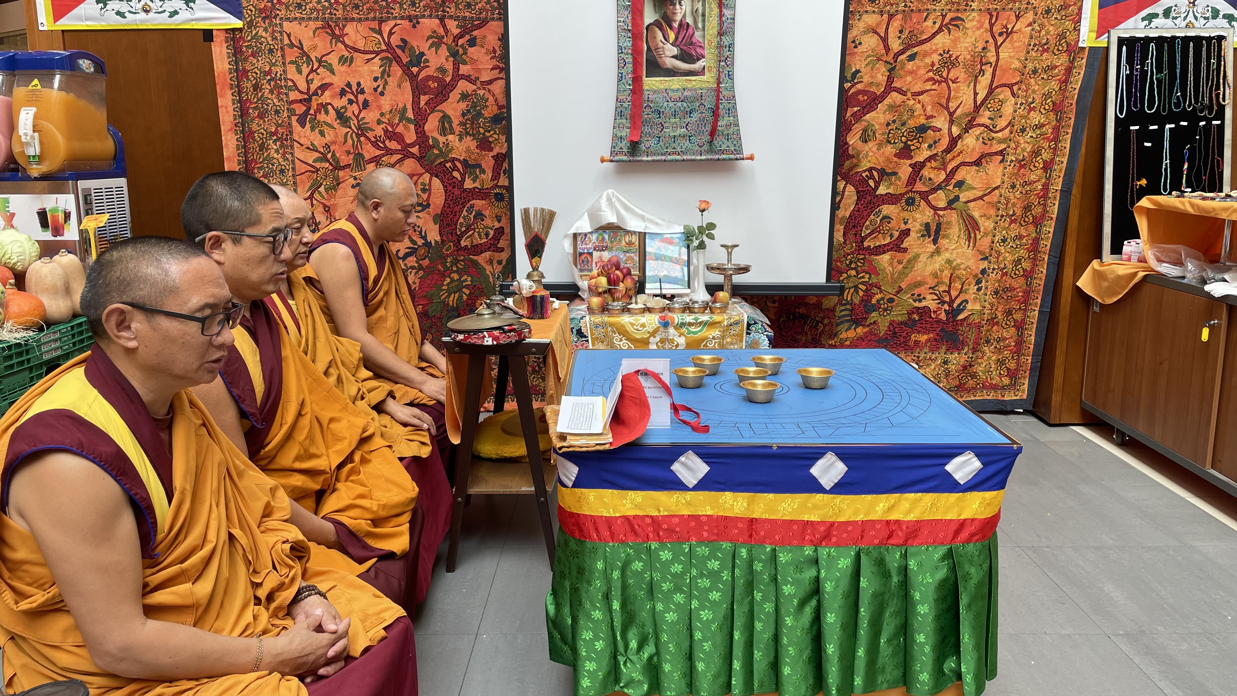 Erstes Gebet bevor das Sandmandala beginnt.