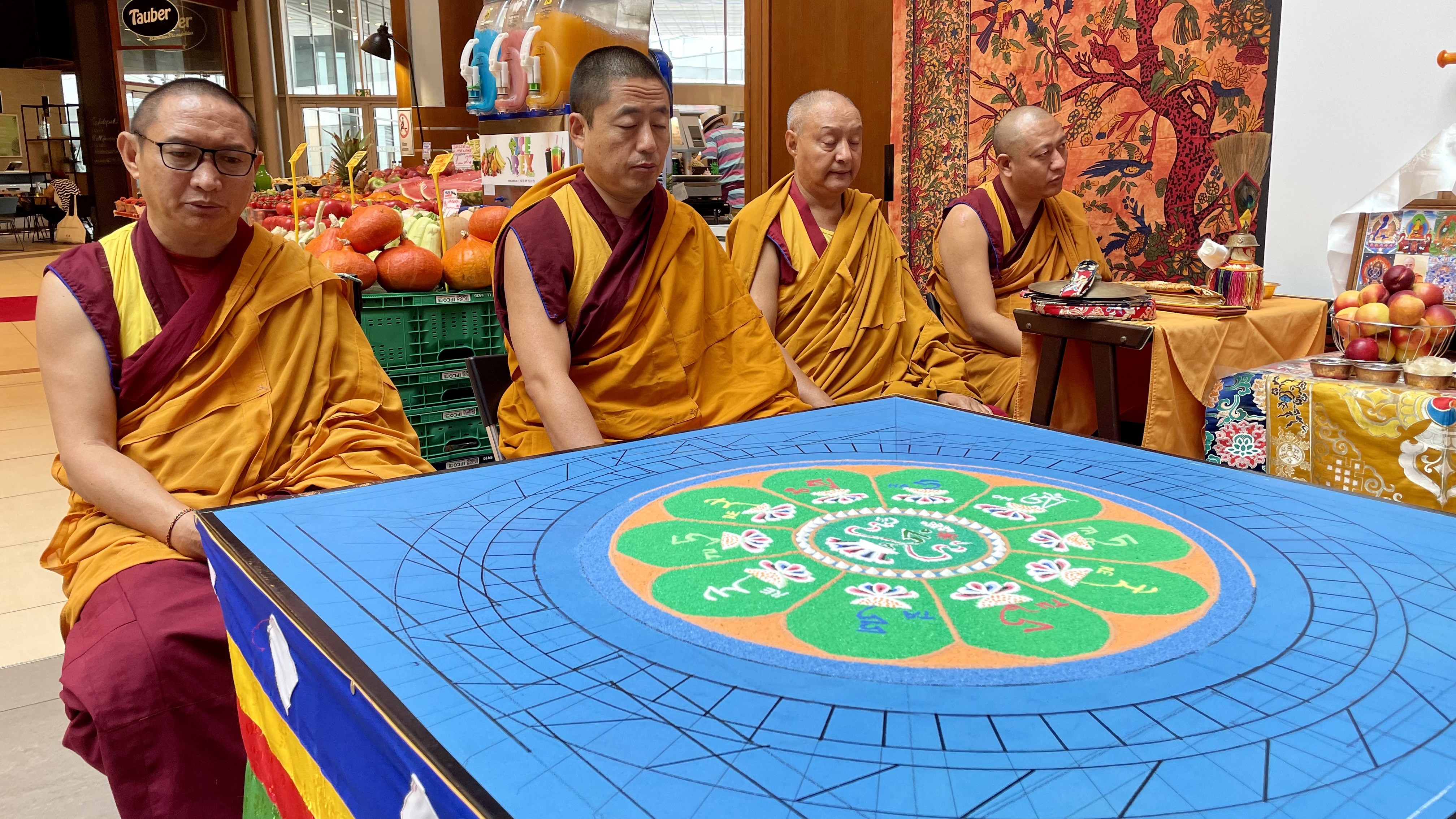 Das Sandmandala wächst.