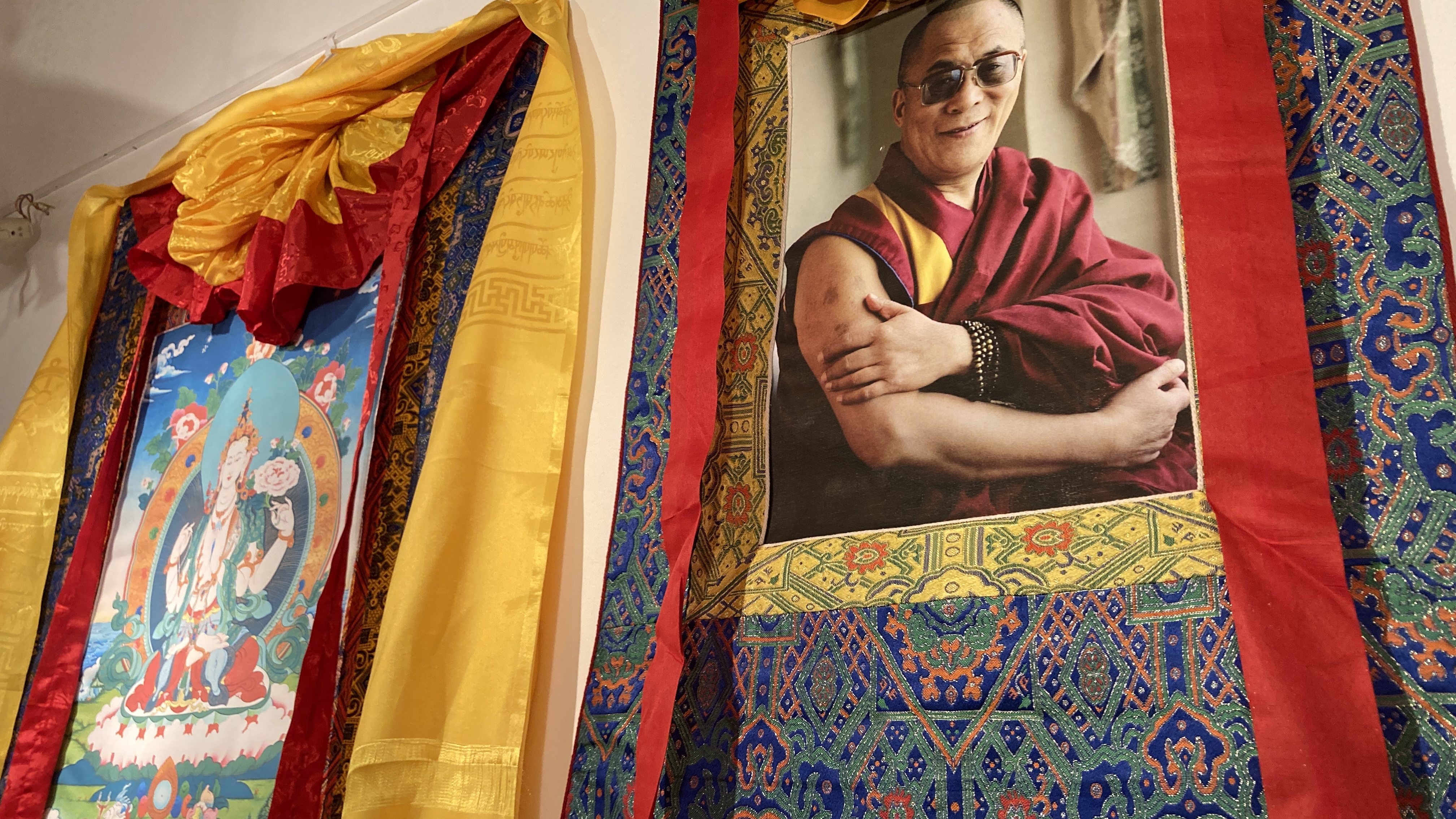 Thangkas von Chenrezig und seiner aktuellen Inkarnation dem Dalai Lama