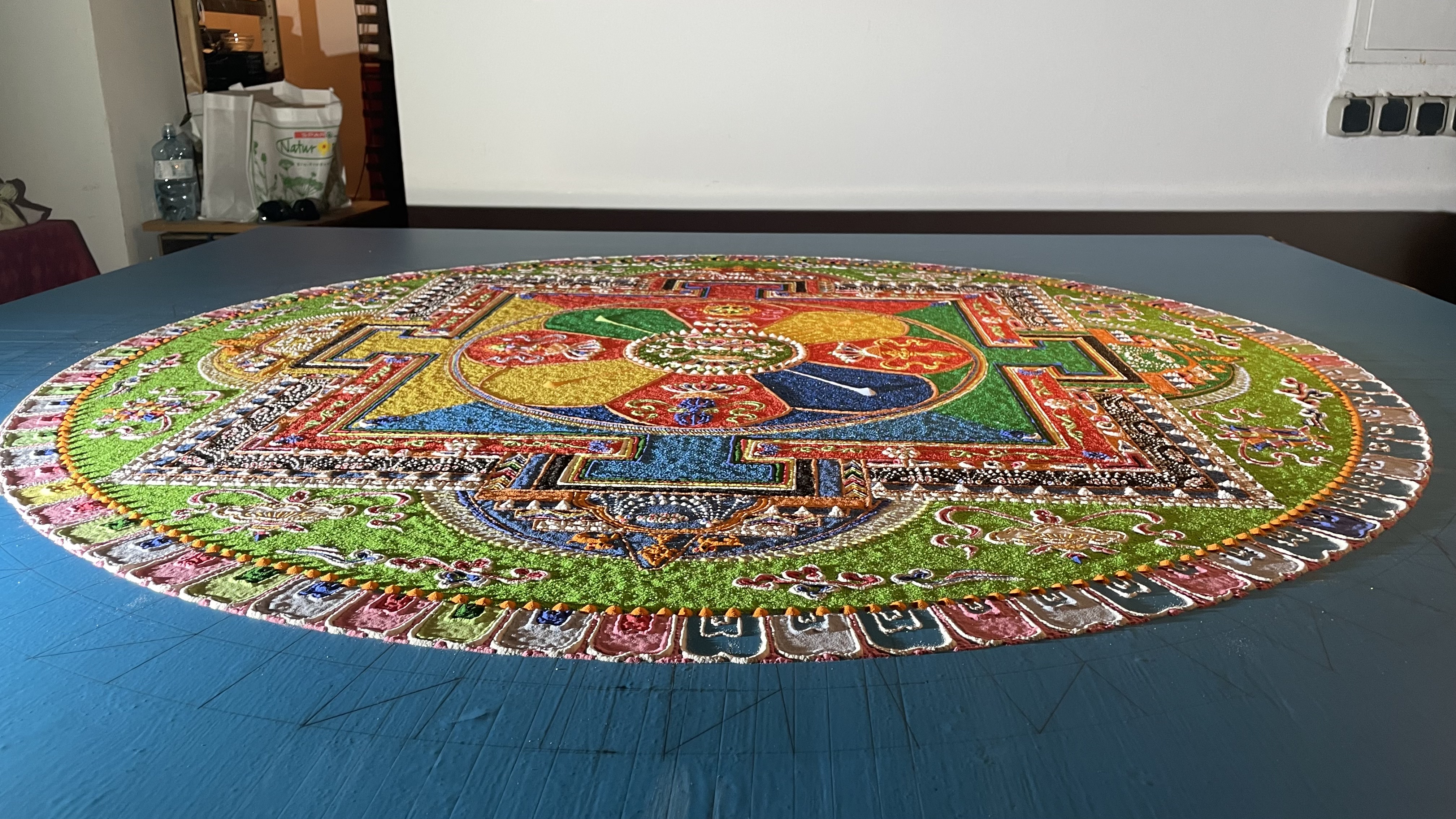 Das Sandmandala ist fast fertig.