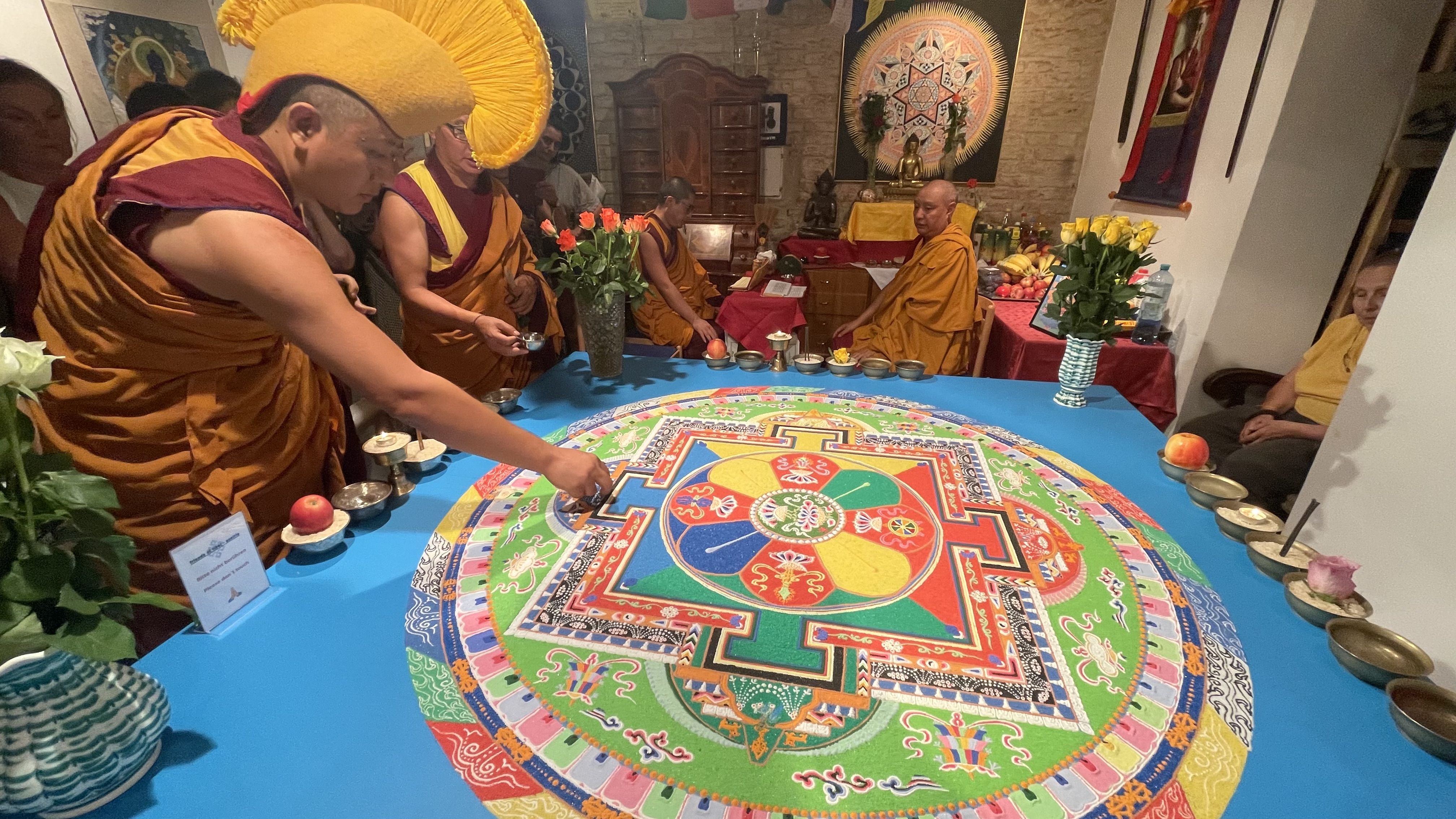 Das Sandmandala wird aufgelöst. Es wird weg gewischt.