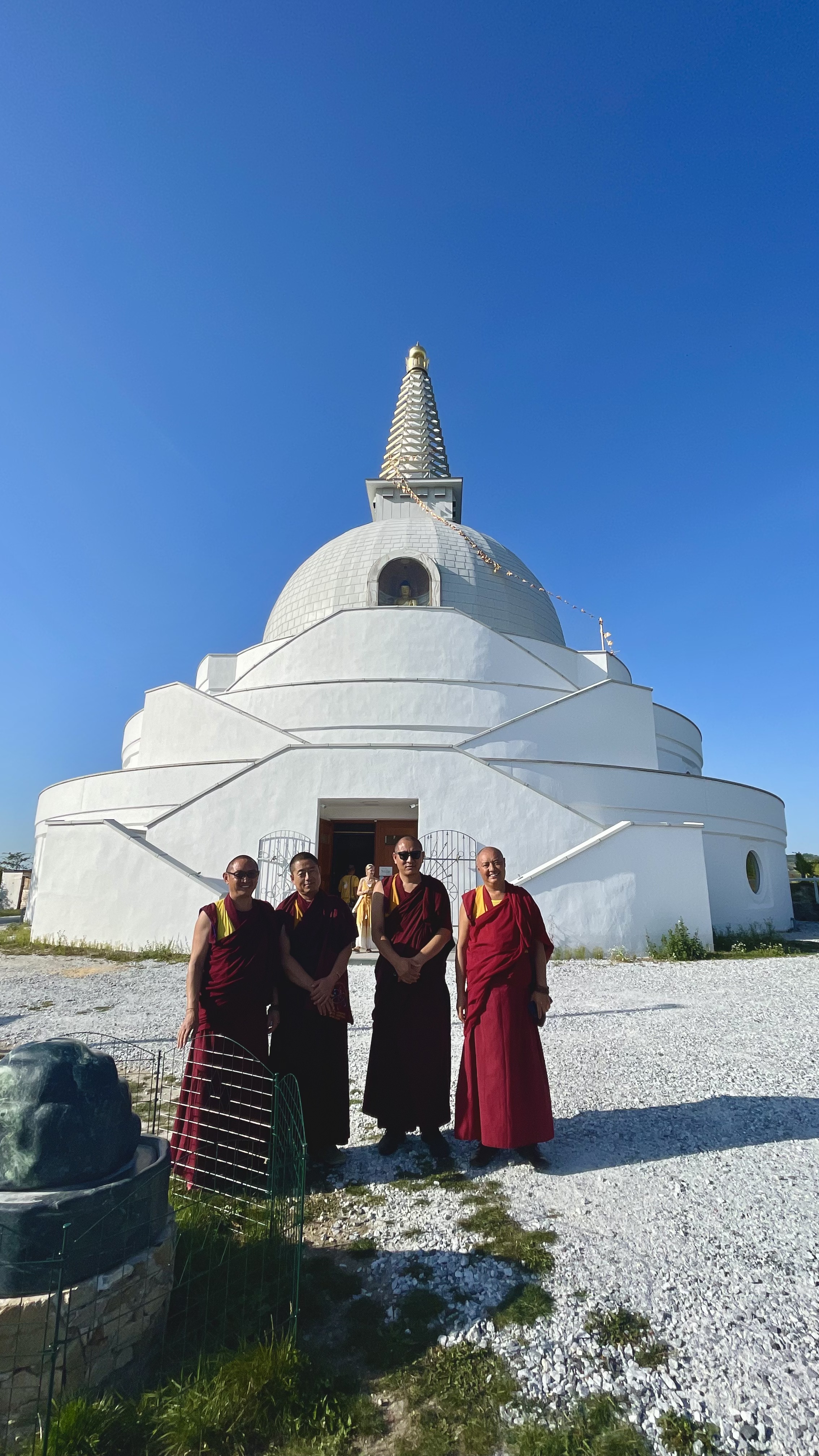 Unsere 4 tibetischen Mönche vor dem Stupa in Grafenwörth