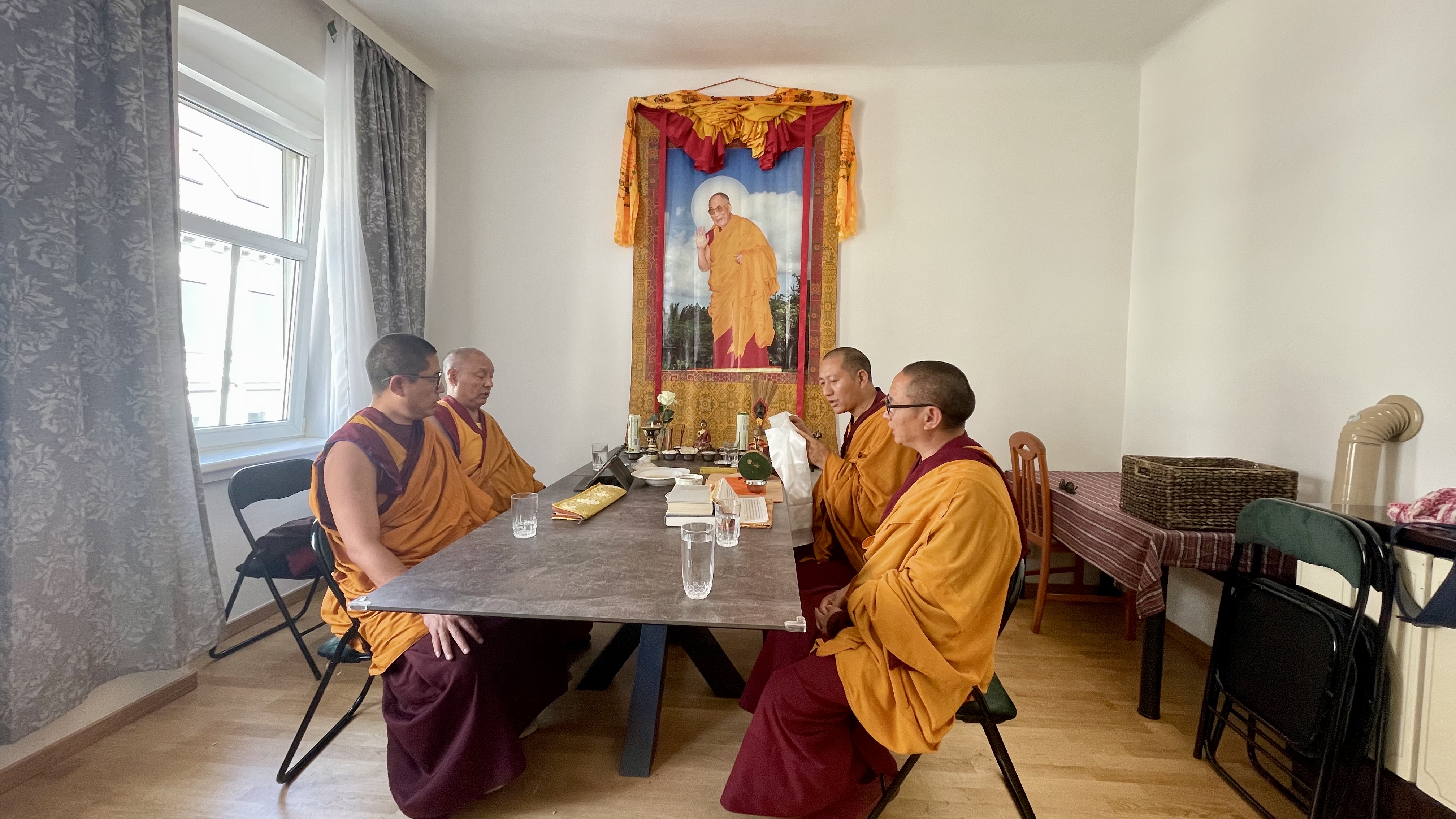 Tibetische Mönche segnen das Büro der Tibetergemeinschaft in Österreich