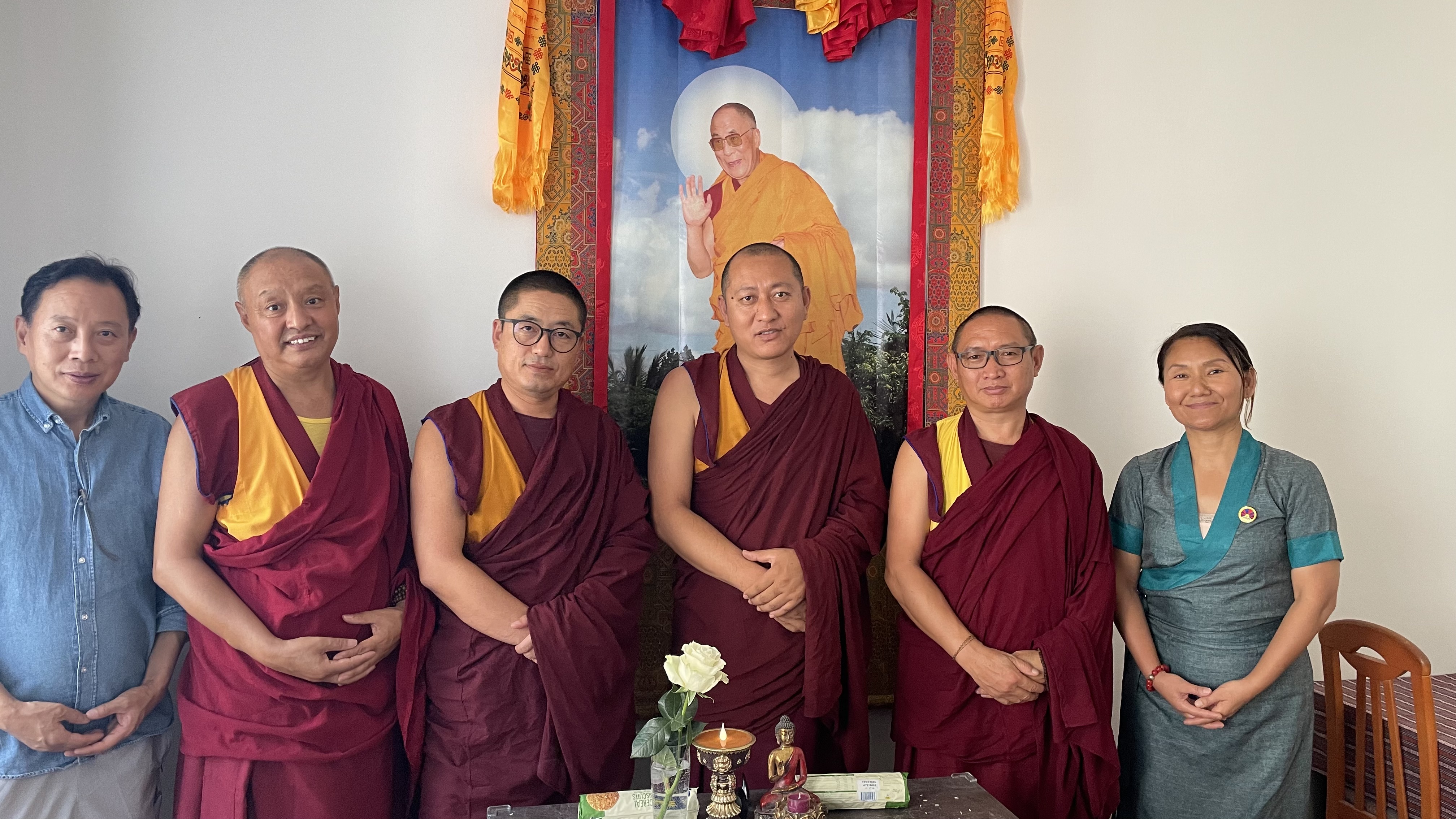 Die tibetischen Mönche mit Vorstandsmitgliedern der Tibeter Gemeinschaft Österreichs