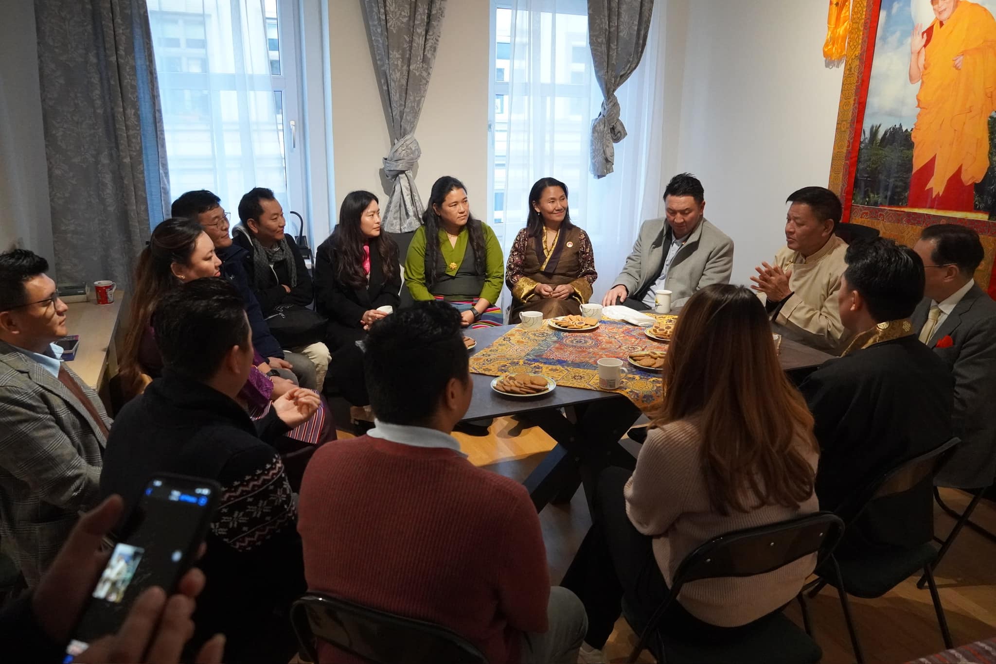 Penpa Tsering mit dem erweiterten Vereinsvorstand der TGÖ Penpa Tsering mit dem erweiterten Vereinsvorstand der TGÖ