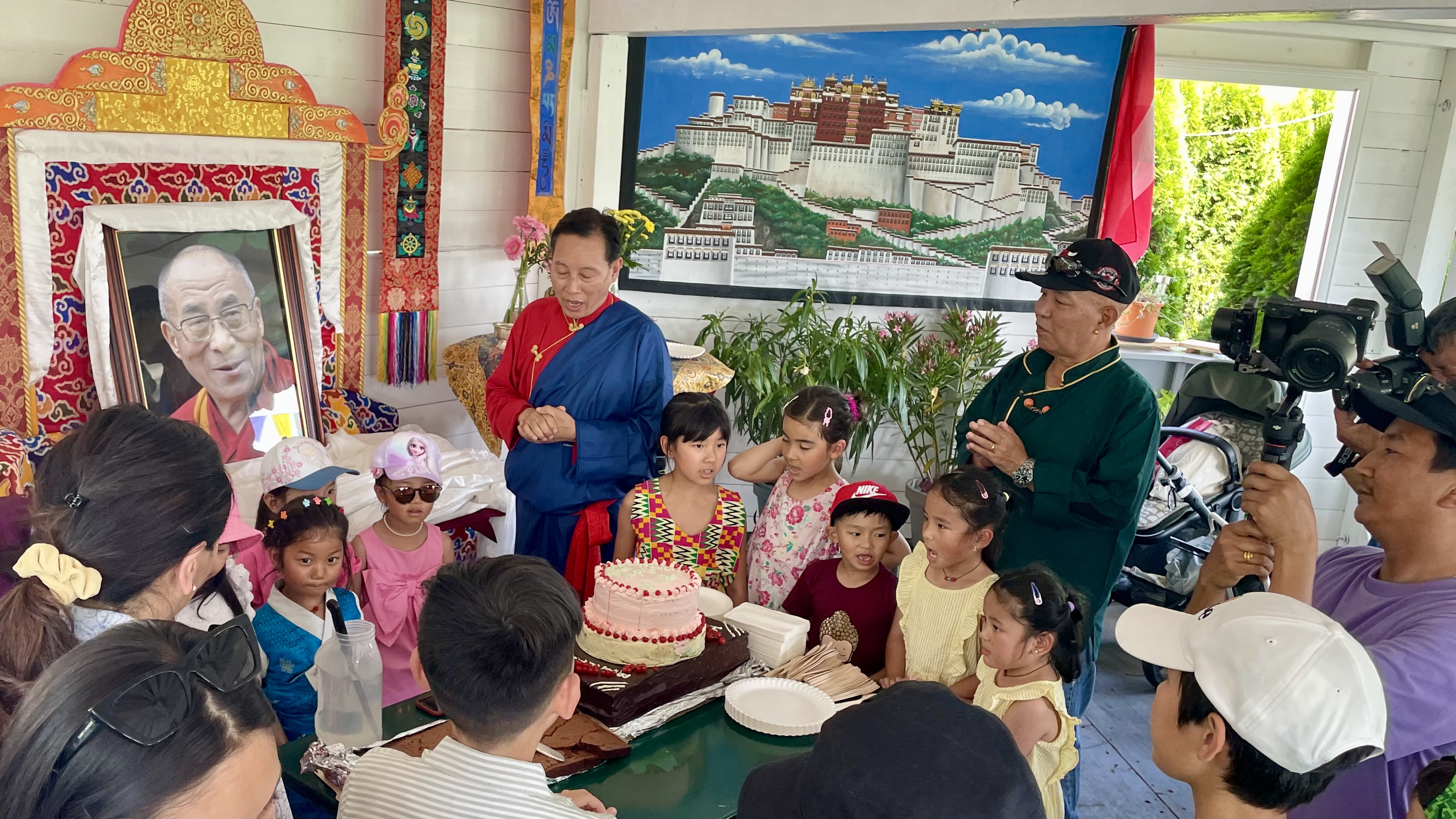 Kinder singen Happy Birthday für seine Heiligkeit den Dalai Lama von Tibet Kinder singen Happy Birthday für seine Heiligkeit den Dalai Lama von Tibet