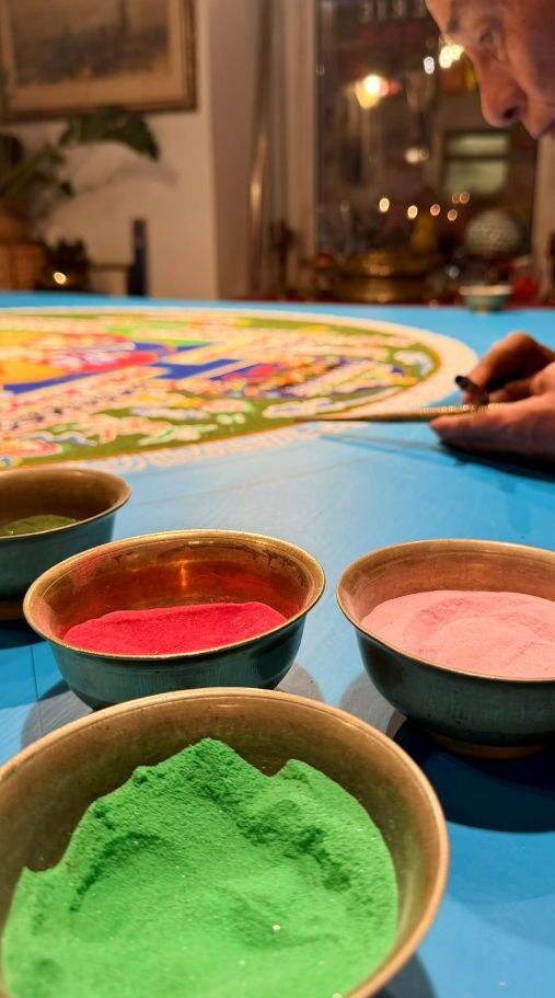 Beim Malen des Sandmandalas Beim Malen des Sandmandalas