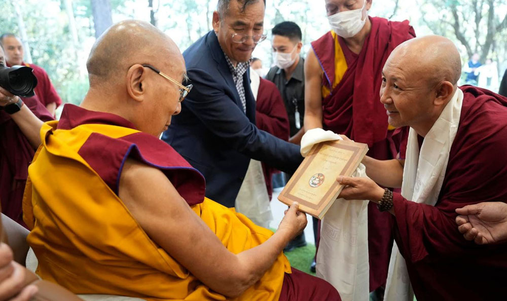 Khenpo Jampal mit Seiner Heiligkeit dem 14. Dalai Lama von Tibet Khenpo Jampal mit Seiner Heiligkeit dem 14. Dalai Lama von Tibet