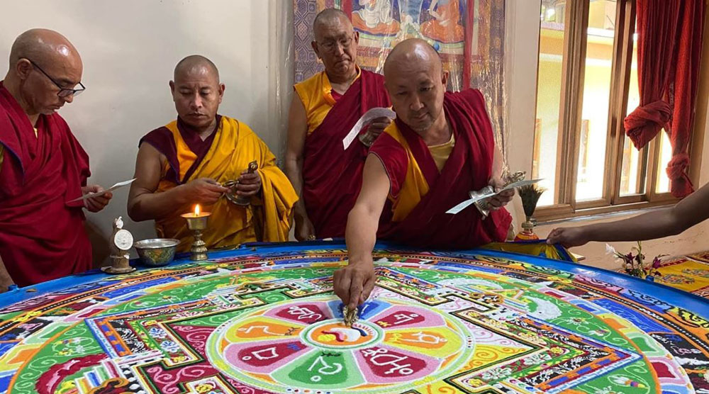 Geshe Jampal mit einem Sandmandala Geshe Jampal mit einem Sandmandala