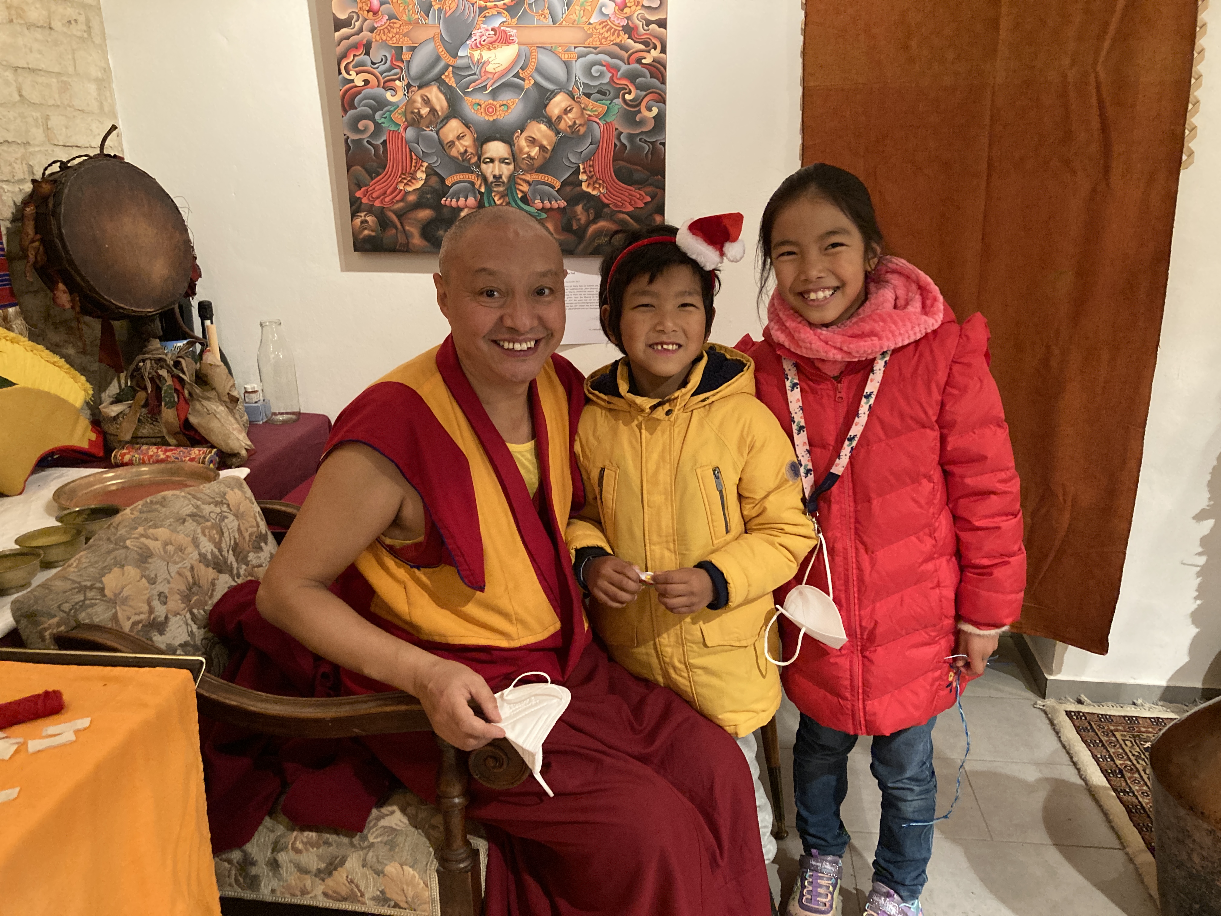 Geshe Lobsang Soepa mit zwei tibetischen Kindern