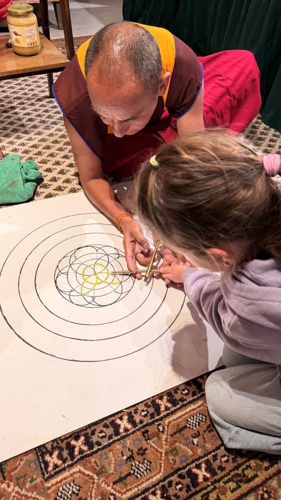 Mit Kindern wurde auch Sand gestreut. Mit Kindern wurde auch Sand gestreut.
