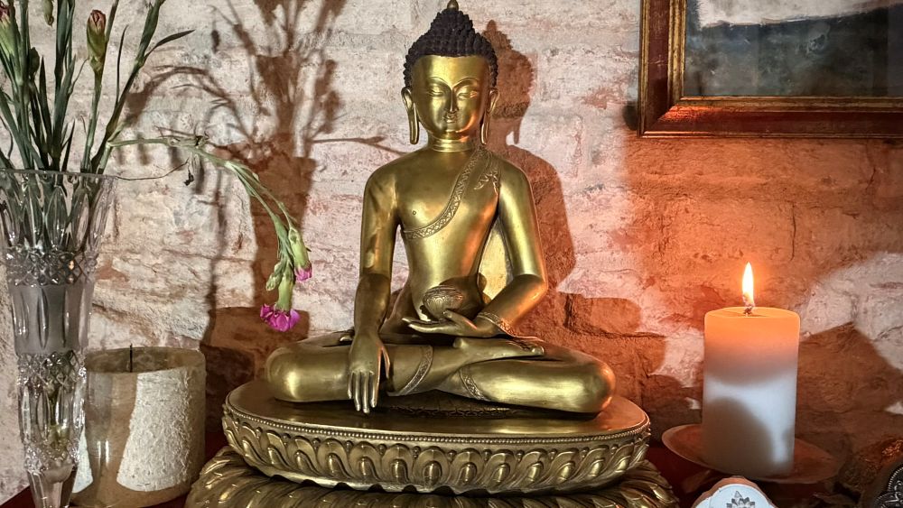 Der Buddha auf dem Altar. Der Buddha auf dem Altar.