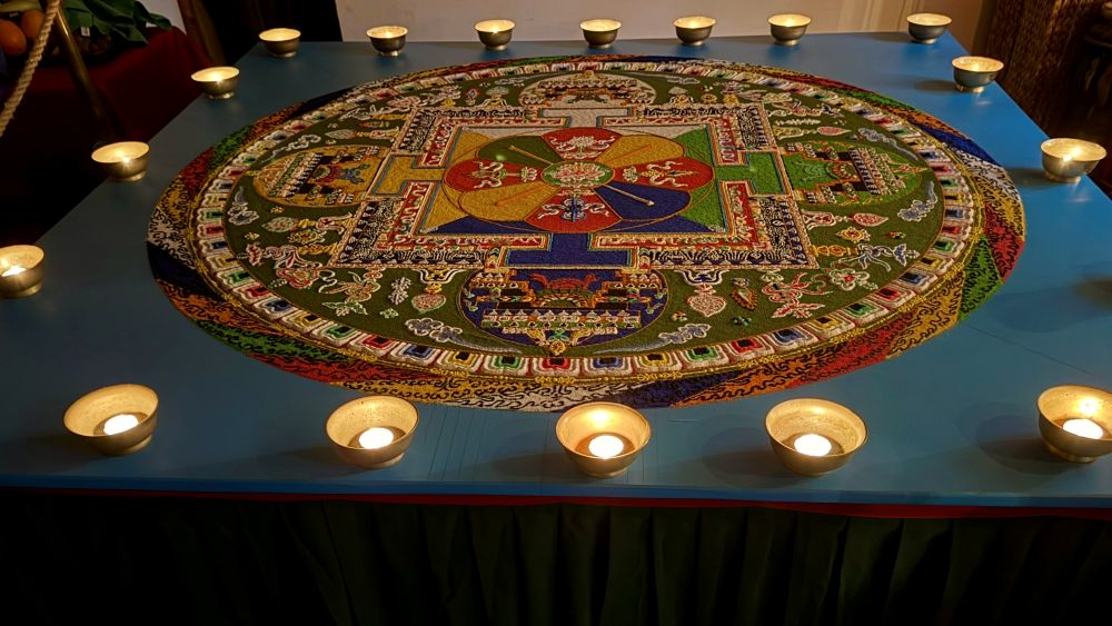 Das Sandmandala ist fertig. Das Sandmandala ist fertig.