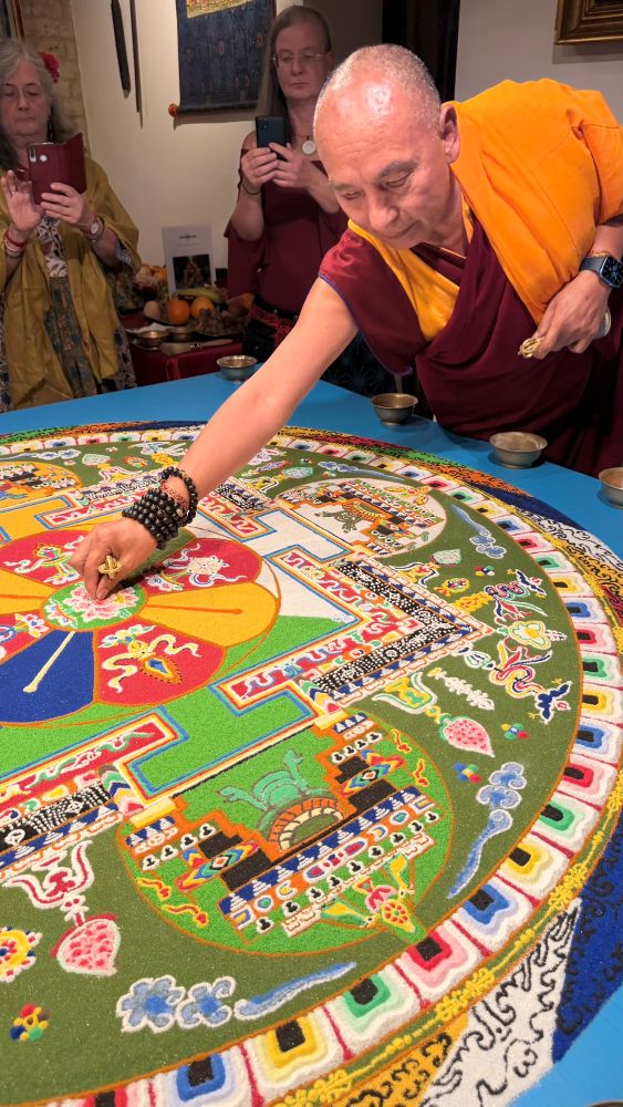 Das Sandmandala wird aufgelöst. Das Sandmandala wird aufgelöst.