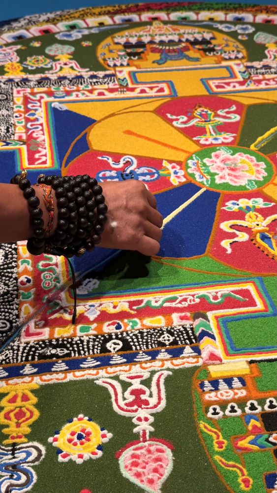 Mit einem Dorje wird von jeder Seite einmal durch das Bild gestreift. Mit einem Dorje wird von jeder Seite einmal durch das Bild gestreift.