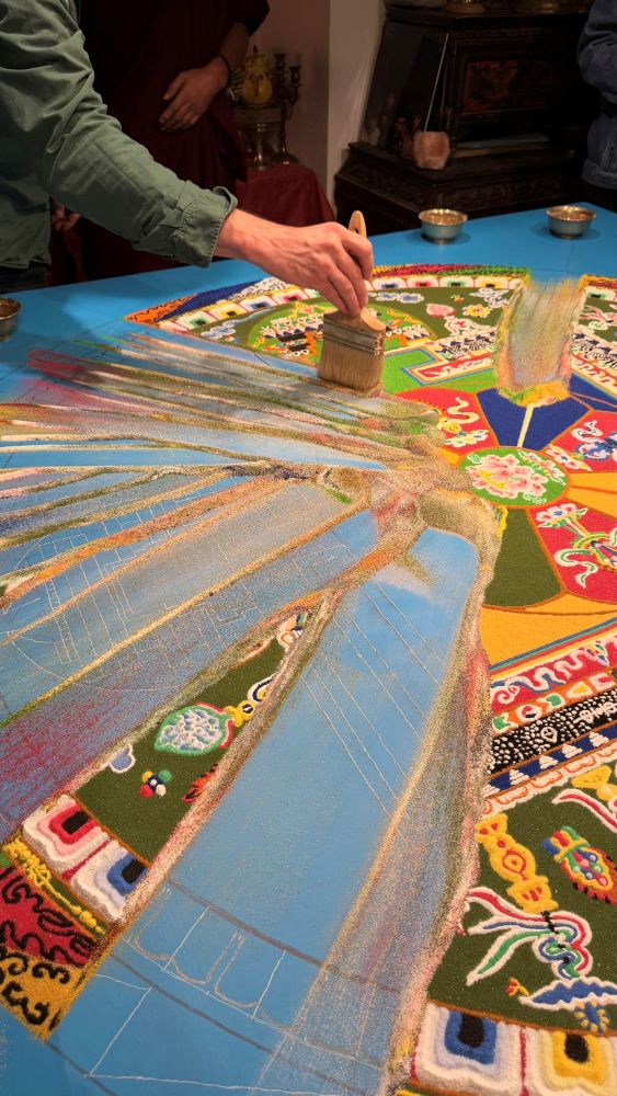 Die Gäste wurden eingeladen, ebenfalls das Sandmandala wegzuwischen. Die Gäste wurden eingeladen, ebenfalls das Sandmandala wegzuwischen.