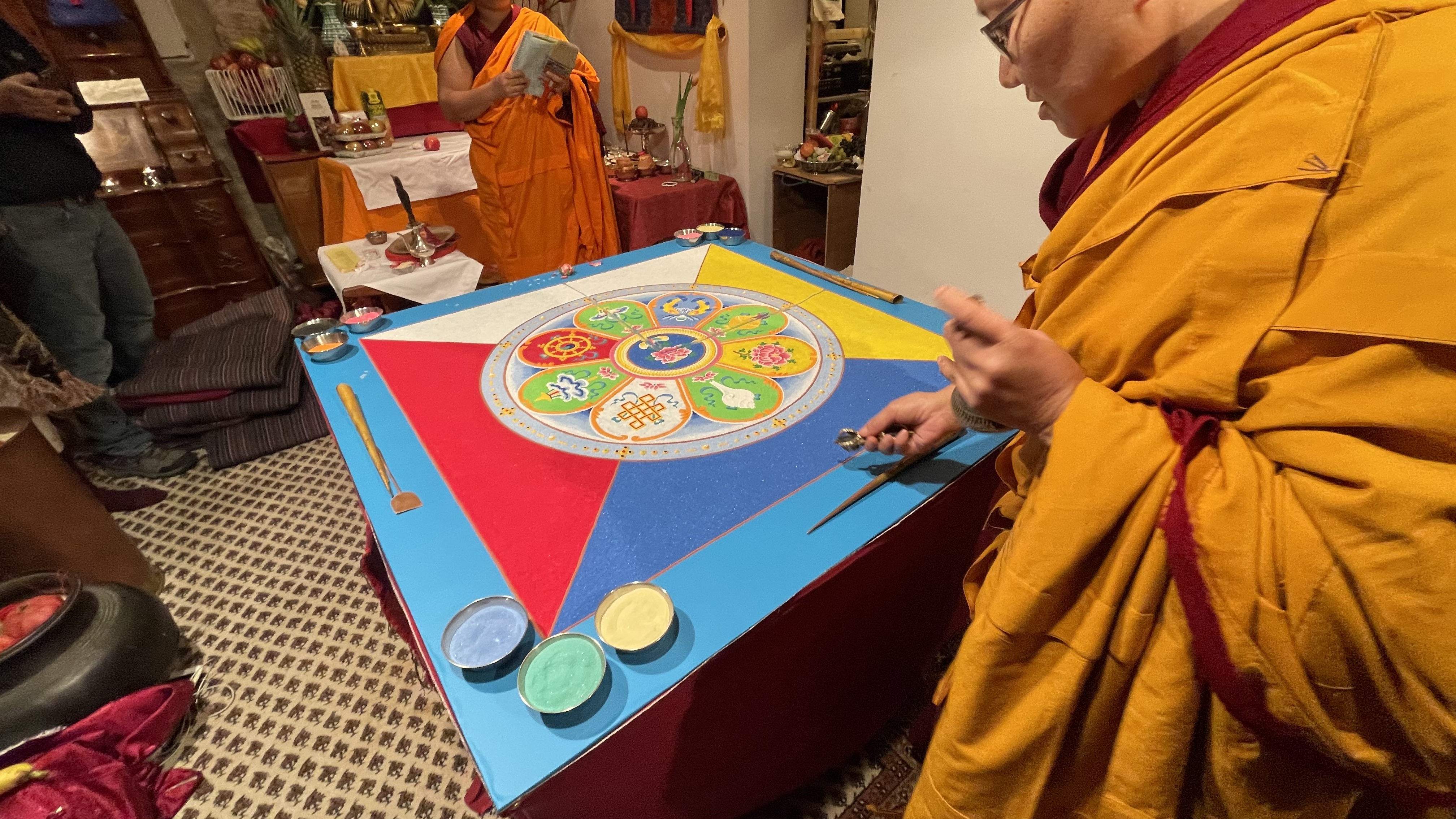 Das Sandmandala wird aufgelöst. Es wird weggewischt.