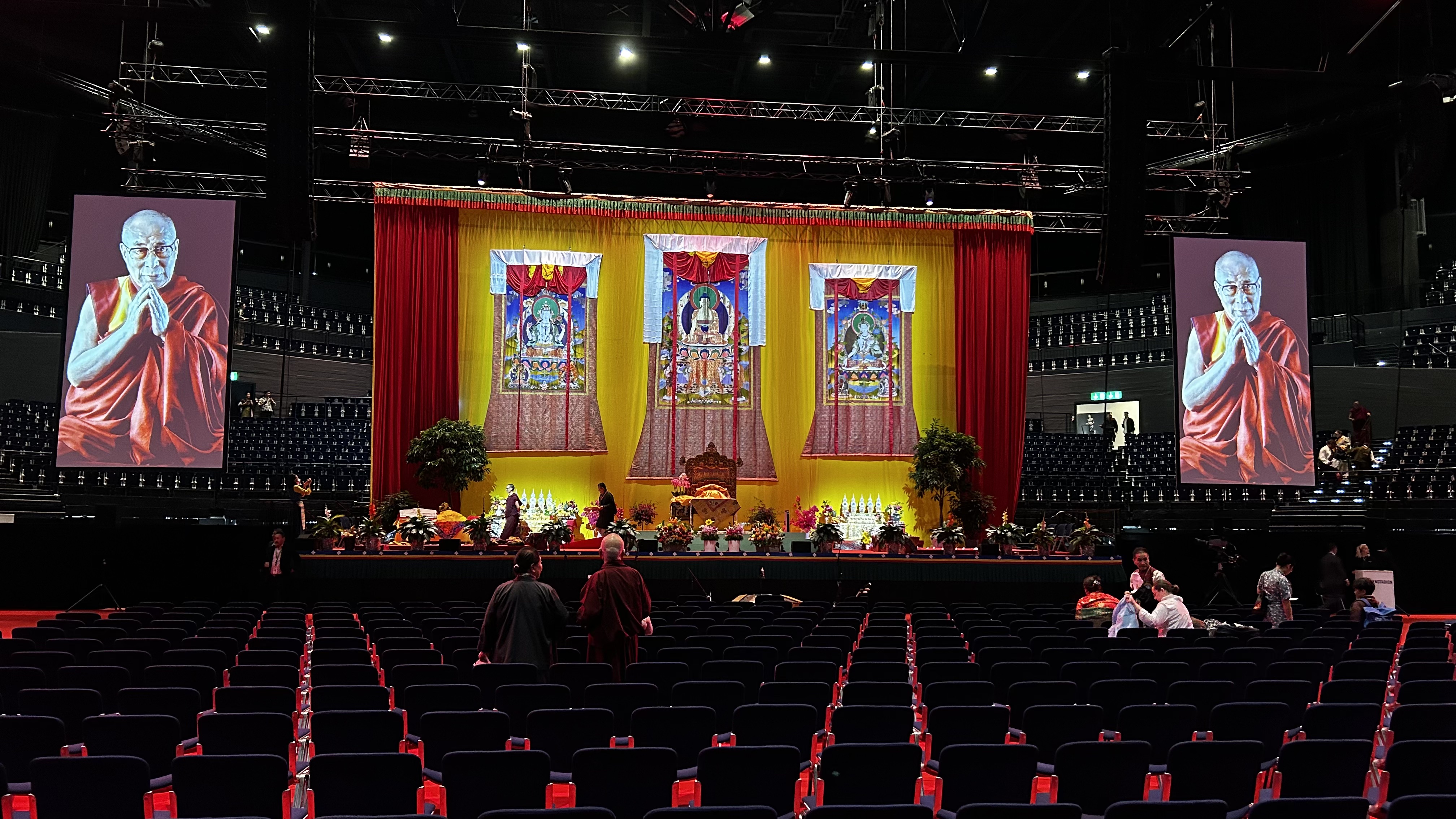Beim Einlass in die Halle. Später feierten rund 10.000 Menschen mit dem Dalai Lama. Beim Einlass in die Halle. Später feierten rund 10.000 Menschen mit dem Dalai Lama.