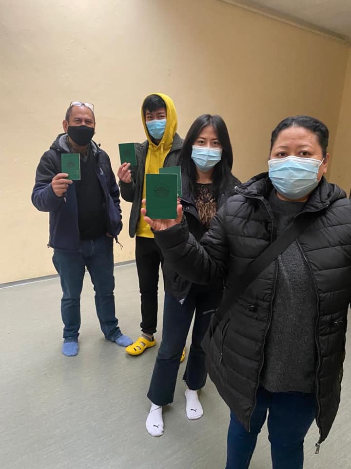Familie Tsechung aus Wien bei der Stimmabgabe. Foto: Tibetbüro Genf