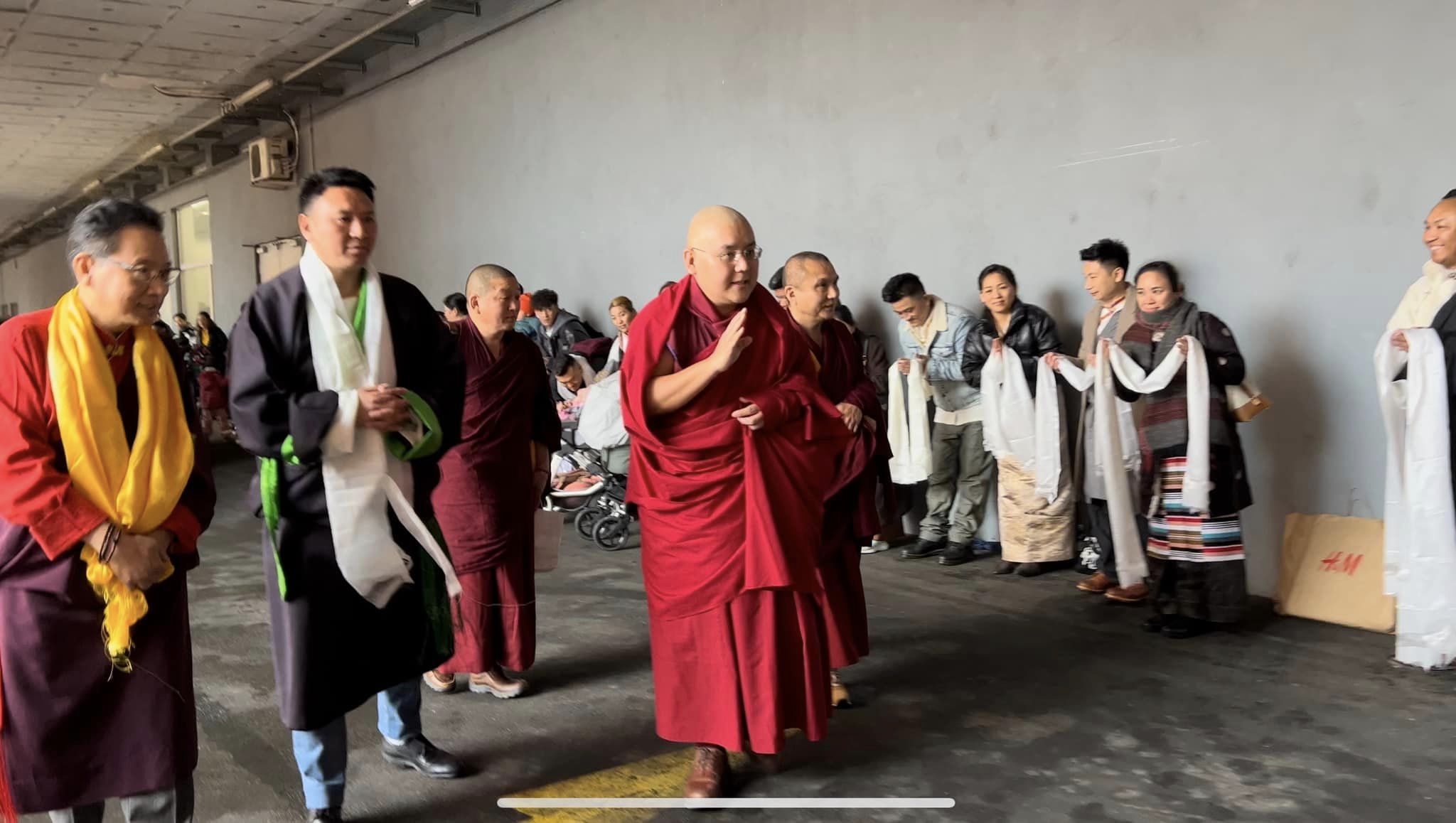 Der Ling Rinpoche bei seiner Ankunft