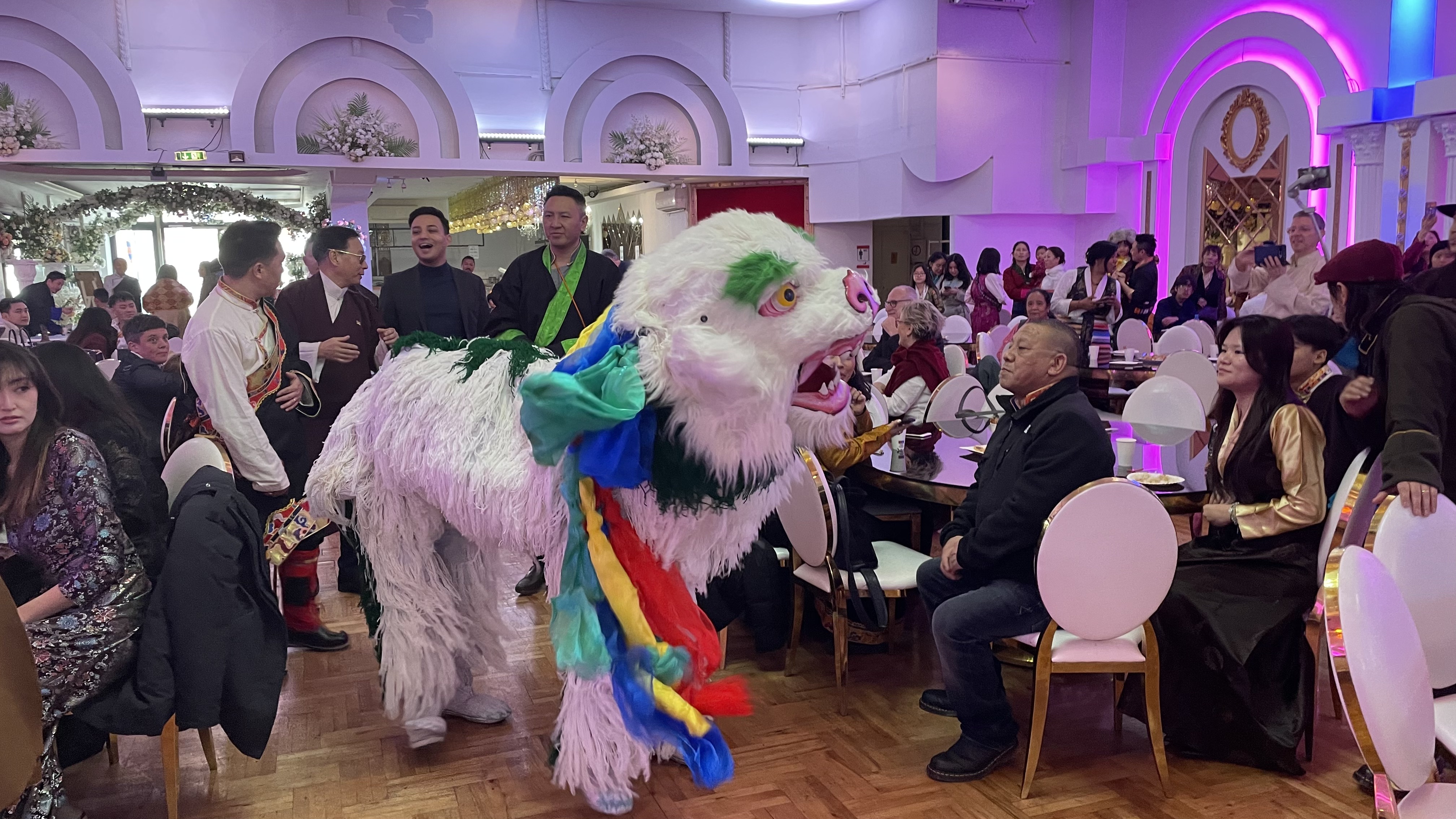 Der Schneelöwe beim Einzug in den Festsaal