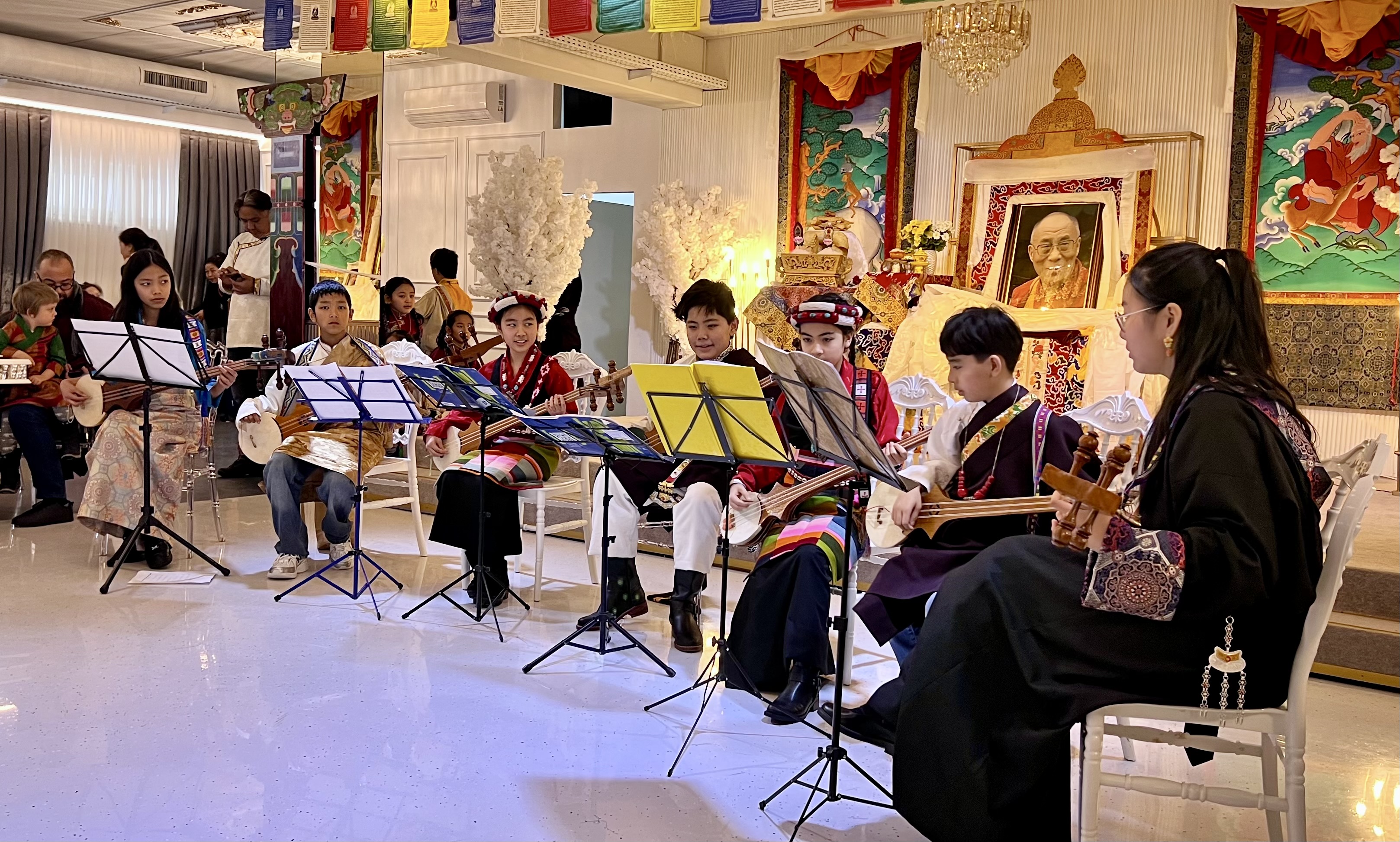 Jugendliche mit tibetischen Gitarren