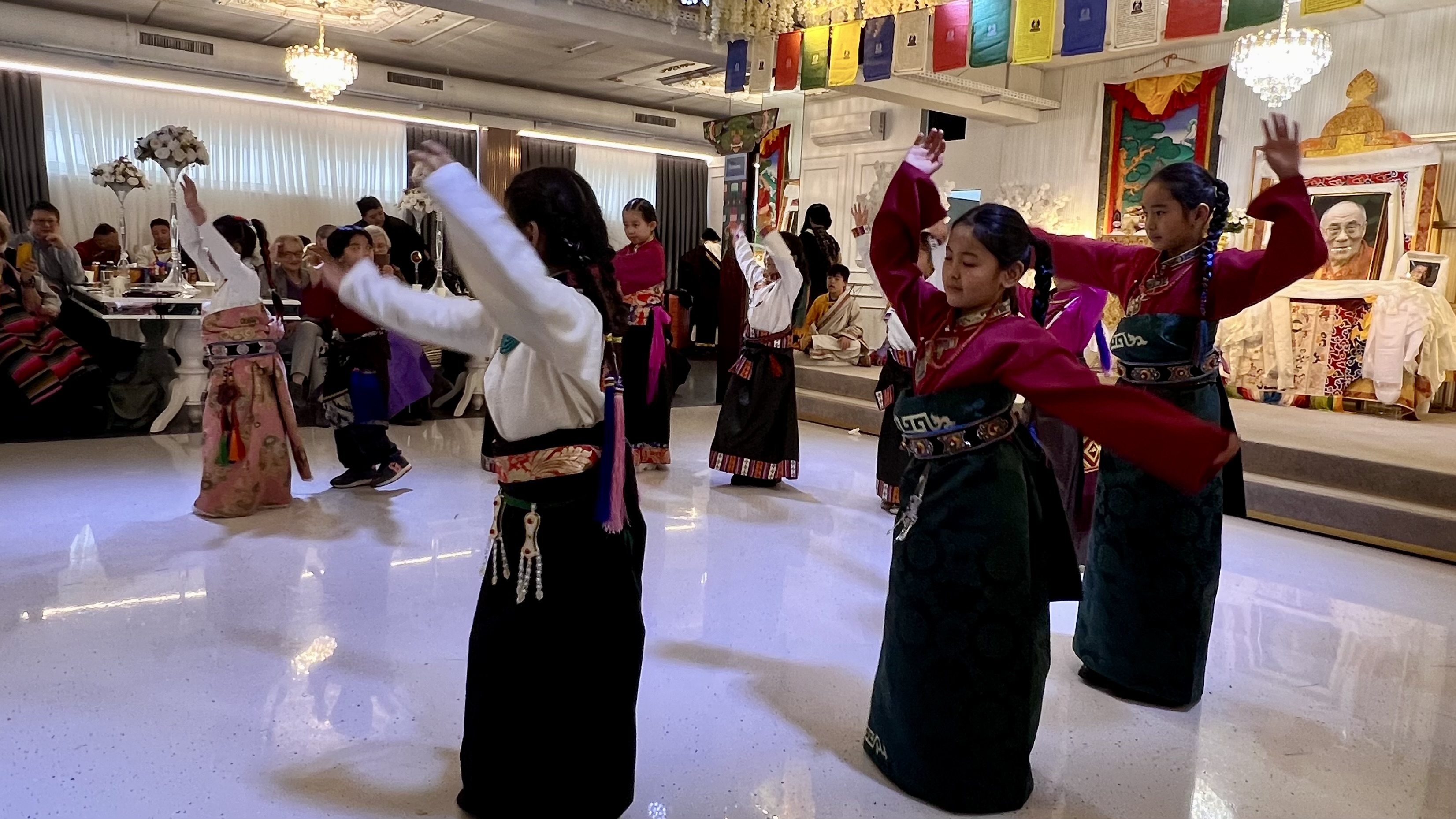 Junge Tibeterinnen beim Tanz